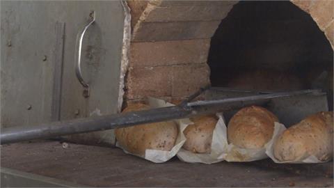 真「純手工」製作！　麵包師傅自立造屋、蓋窯烤手工麵包