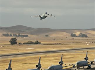快新聞／美國兩架包機撤僑抵加州 約350人送軍事基地隔離