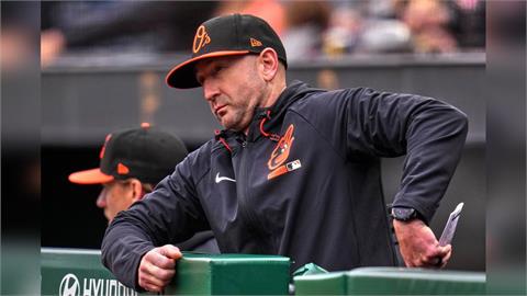  金鶯總教練在休息區遭擦棒球擊中臉幸無大礙。（圖／AP）