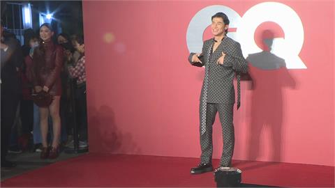 帥氣登場！陳傑憲與愛妻擔任紅毯壓軸　再度「胸前比框」尖叫聲連連