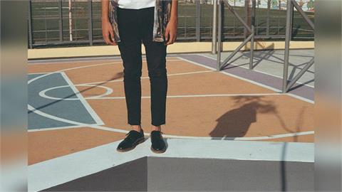 15歲少年「身高僅138CM」醫驚：長不高了！竟是「熬夜偷做1事」又不關燈