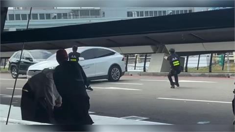 獨／桃機驚傳槍響！警朝特斯拉「狂轟8槍原因曝」行車紀錄器畫面超驚悚