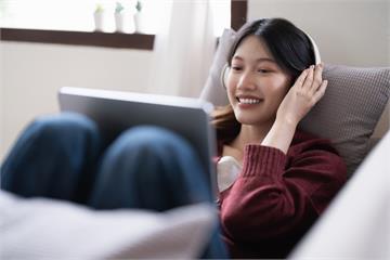 下班回家只想裹被？「初級大人進化論」獻給在努力與躺平之間掙扎的妳