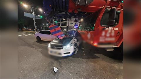 快新聞／男駕自小客闖紅燈左轉撞擊動力機械車　釀「3車糾結」畫面曝