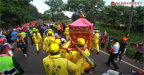 白沙屯媽祖進香駐駕南投！9旬嬤跪地迎駕　感動落淚：這一刻等了一輩子