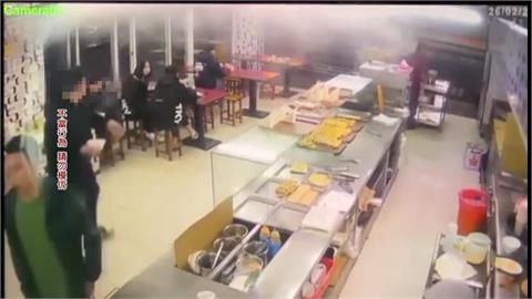 不滿點餐被看一眼！　男怒「潑鹹豆漿」四打二