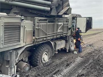 自作自受？俄戰車「陷泥坑」停滯不前　 外媒：用了中國製山寨輪胎！