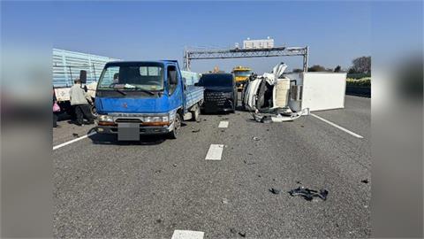 快新聞/5車車禍!國1貨車翻車釀1傷 後方轎車沒注意又撞上
