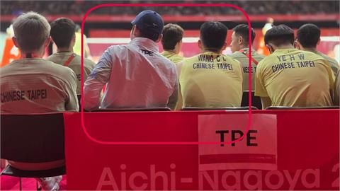 亞運(影)／「麟洋配」合體？李洋現身羽球男團賽事替台灣隊鼓勵打氣