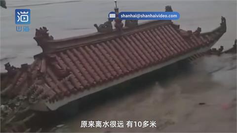 暴雨災情頻傳「四川轎車遭洪水吞噬」　險被沖下懸崖