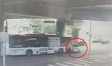 轎車違規轉撞公車5人送醫！　監視器畫面曝光