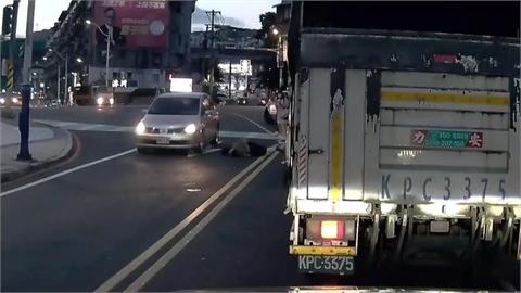 行人地獄再現！基隆多岔路口轎車撞上行人　駕駛恐挨罰3.6萬元