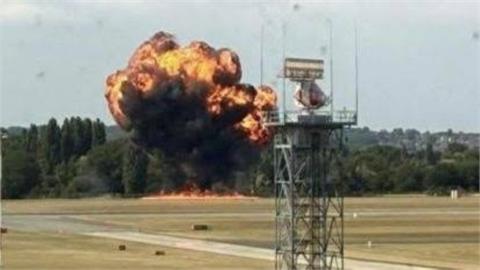 慎入！機師才「笑著揮手」下秒突墜機爆炸成火球　機上4人全罹難亡