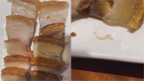 噁到爆炸！中國餐廳驚見燒肉爬滿蛆蟲、蚊子　店家強逼刪片惹網怒