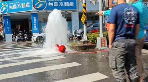 高雄小貨車迴轉撞斷消防栓　水柱狂噴路面一度積水