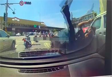 驚險！台南警匪追逐開5槍逮車手　3嫌駕車衝撞2警傷