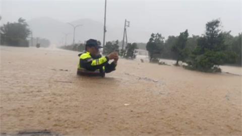 水淹及胸勇警冒生命危險涉水協助救災　照片曝光民眾大讚