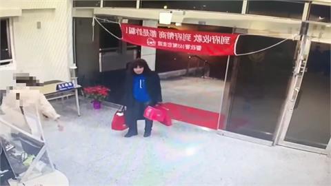 藝人「舞棍阿伯」錢包遺落在小黃上！　警方以車追人迅速找回