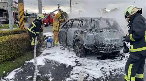 快新聞／疑車速過快！宜蘭22歲酒駕男自撞燈桿「整台車成火球」燒到剩骨架