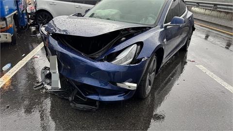 賠錢又受傷！國1「特斯拉」雨天自撞護欄　待援時衰被撞到骨折