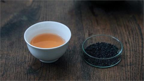 每天都在吃塑膠？熱水沖茶包「147億顆微塑膠下肚」...研究曝：堆積肝、肺排不出