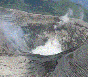 獨／阿蘇火山直升機俯瞰畫面曝！台人揭「10分鐘方案」風險：會急停迴轉