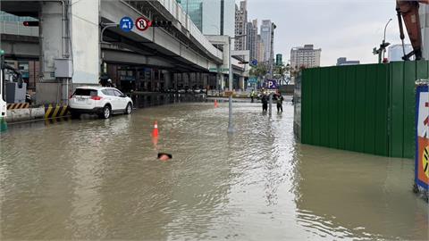 快新聞／民眾注意！新莊區新北大道、五工路口「自來水管遭挖斷」　路面嚴重積水