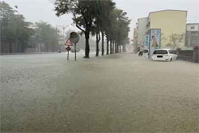 快新聞／高雄多地淹水慘重！　綠委林岱樺「車牌脫落」急赴派出所尋回