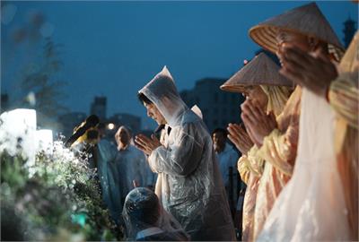 中正紀念堂浴佛! 賴清德總統帶領萬眾在法雨中祈願