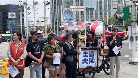 快新聞／超吸睛！台灣基進推出「罷免行動三輪車」　配行動列表機印全台連署書