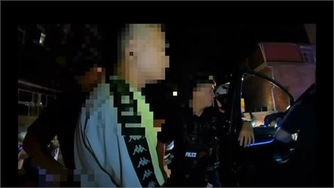 毒駕男開阿法失控倒退嚕　「連撞11車」肇逃遭逮