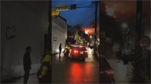 鐵皮悶燒之下瞬間燃燒　桃園頂樓加蓋民宅竄火舌