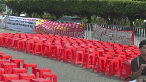 國民黨再戰凱道「司法正義女神」來了！現場一片紅通通⋯真相笑翻全網：便當很重要