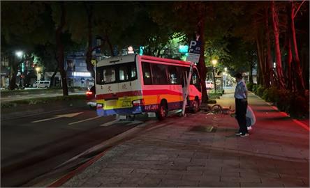 快新聞／馬偕醫院員工交通車深夜自撞！　2人輕傷送醫救治