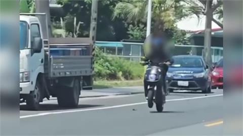 大街上翹孤輪！學生飆改裝電動車被逮　「警局前聽訓」
