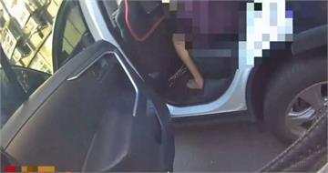 板橋街頭驚見阿婆持雙刀揮舞朝學生跑　警噴辣椒水制伏強制送醫