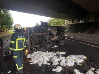 快新聞／保全運鈔車國道翻覆！大量錢幣散落在國道上  