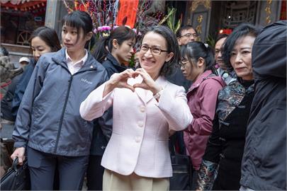 快新聞／鐵人行程！蕭美琴狂跑5宮廟發福袋　拱天宮民眾大排長龍冒雨領取