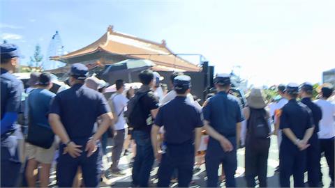 快新聞／兩次舉牌！民眾黨違法集會被警方擋　指揮官喊：已有同仁受傷