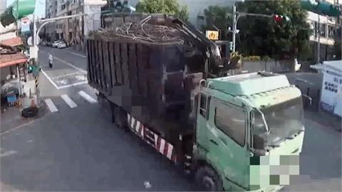 傻眼！宜蘭大貨車吊臂「扯落電纜」　整座紅綠燈慘被斬首