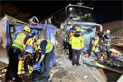 快新聞／晚間台中大甲發生貨車、遊覽車嚴重車禍　7人受傷、1人無生命跡象