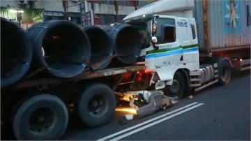 貨櫃車追撞前方拖板車  駕駛受困破窗獲救