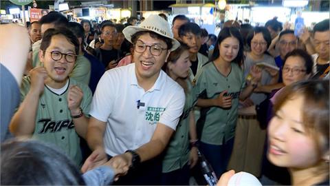 寧夏夜市掀「洋流」！沈伯洋掃街人潮塞爆　民眾搶合照簽名