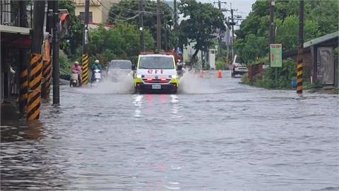 雨彈狂炸！嘉義東石157縣道又淹 居民急搬電器防泡水