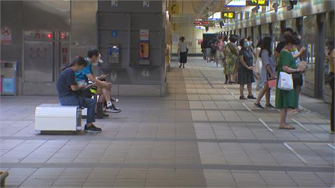 女友勸也沒用！醉漢大鬧北捷　兩名男大生被揍