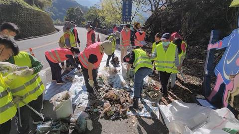 瞎！　志工著裝備垂降愛山林　竟清出「馬桶、浴缸」