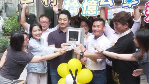 「滾回去　繳稅不養共匪」　蔣萬安.王鴻薇掃街宣傳反罷免遭嗆
