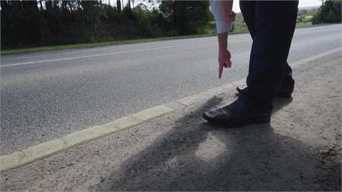 晚上發出螢光　澳洲鄉村道路標線塗螢光塗料