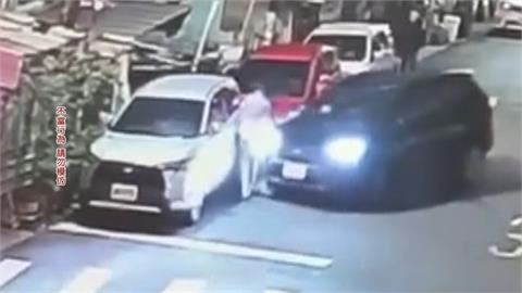 愛犬車上嘔吐垃圾沒帶走　運將火大二度衝撞情侶檔