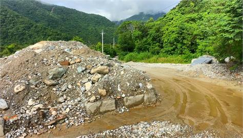 花蓮三棧無名溪逢雨就土石流　郵務車卡泥流遭困